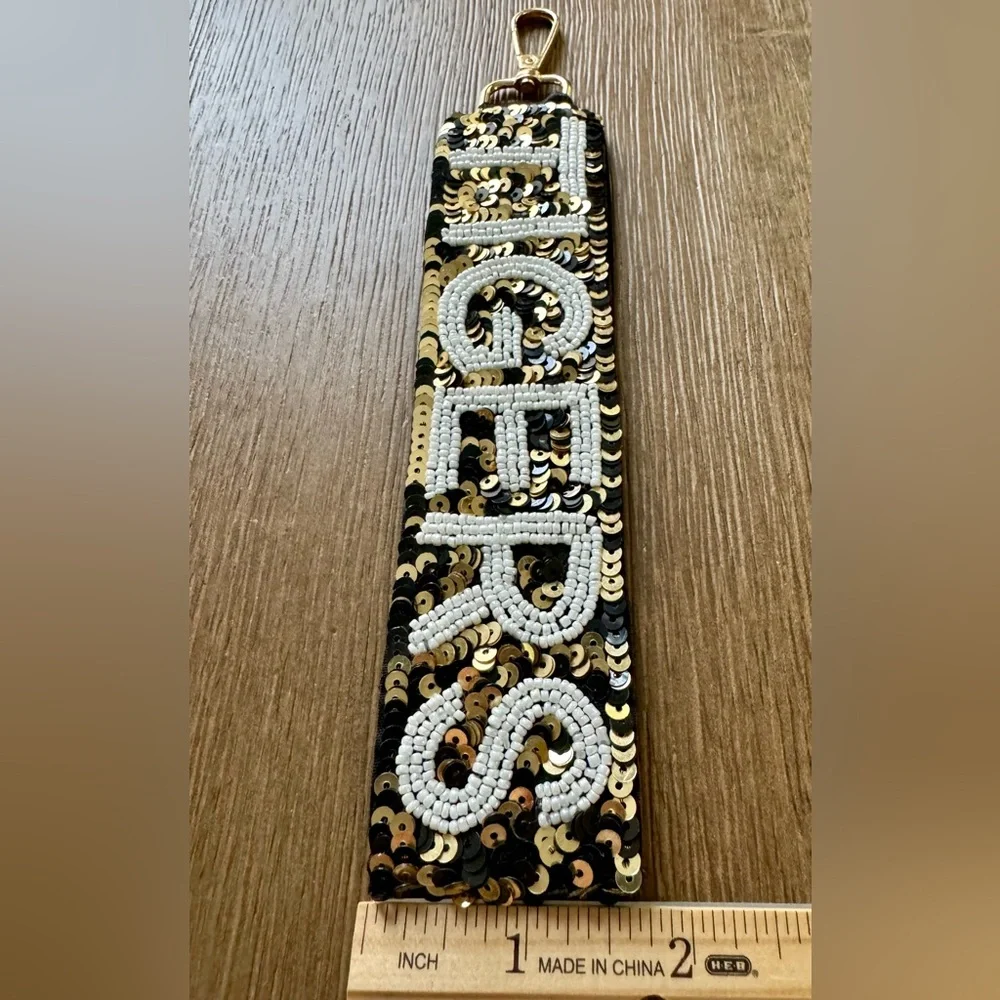 Keychain with gold sequins with white beaded inscription Tigers. New.